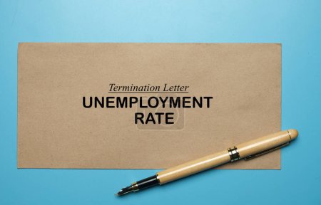Téléchargez les photos : A picture of envelope with termination letter and unemployment rate word. Great resignation concept. - en image libre de droit
