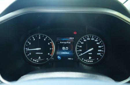 Téléchargez les photos : Une image avec effet sonore du tableau de bord de la voiture avec des informations sur la consommation moyenne de carburant d'une voiture. - en image libre de droit