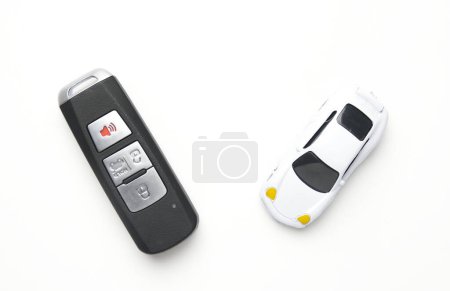 Foto de Una imagen de la llave del coche con coche diorama sobre fondo blanco. - Imagen libre de derechos