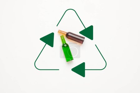 Ein flaches Bild von Glasflaschen-Miniatur mit Recycling-Symbol auf weißem Hintergrund