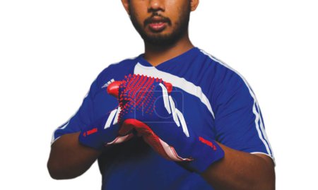 Téléchargez les photos : "Klang, Malaisie 16 juillet 2023 : Photo de mise au point sélective du gant de football Adidas Predator Goalkeeper par un homme montrant son poing sur fond blanc." - en image libre de droit
