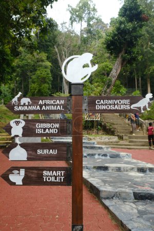 Foto de "Kuantan, Malasia 2 de septiembre de 2023: Una foto del signo de dirección del Encuentro de Dinosaurios durante el día. - Imagen libre de derechos