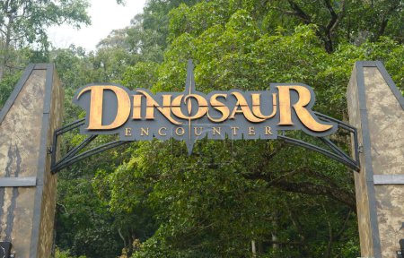 Foto de "Kuantan, Malasia 2 de septiembre de 2023: Una foto del encuentro de dinosaurios con la entrada del letrero durante el día. - Imagen libre de derechos