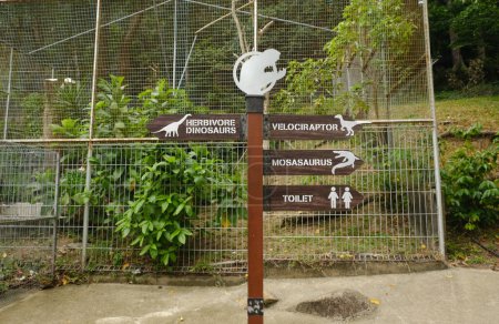 Foto de "Kuantan, Malasia 2 de septiembre de 2023: Una foto del signo de dirección del Encuentro de Dinosaurios durante el día. - Imagen libre de derechos