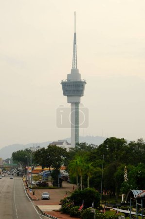 Téléchargez les photos : "Kuantan, Malaisie- 31 août 2023 : Mise au point sélective de la tour Kuantan 188 avec effet sonore au lever du soleil." - en image libre de droit