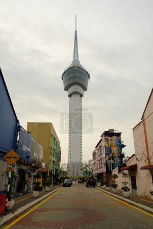Téléchargez les photos : "Kuantan, Malaisie 31 août 2023 : Photo sélective de la tour Kuantan 188 et aperçu du magasin avec effet de bruit au lever du soleil." - en image libre de droit