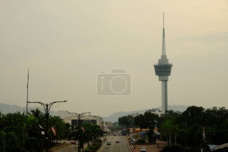 Téléchargez les photos : "Kuantan, Malaisie 31 août 2023 : Photo sélective de la tour Kuantan 188 et d'une partie de la ville avec effet sonore au lever du soleil." - en image libre de droit