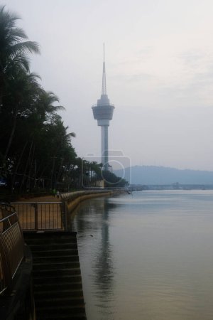 Téléchargez les photos : "Kuantan, Malaisie- 31 août 2023 : Mise au point sélective de la tour Kuantan 188 avec effet sonore au lever du soleil." - en image libre de droit