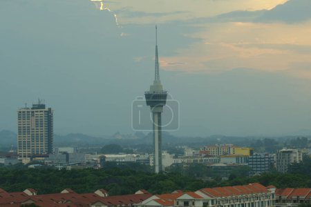 Téléchargez les photos : "Kuantan, Malaisie 31 août 2023 : Mise au point sélective de la tour Kuantan 188 avec effet sonore au coucher du soleil." - en image libre de droit