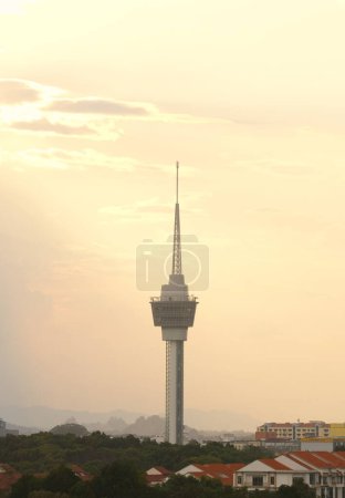 Téléchargez les photos : "Kuantan, Malaisie- 31 août 2023 : Mise au point sélective de la tour Kuantan 188 au coucher du soleil." - en image libre de droit