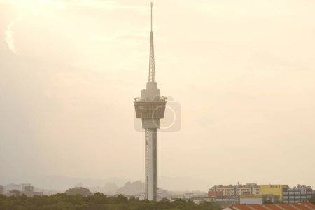 Téléchargez les photos : "Kuantan, Malaisie- 31 août 2023 : Mise au point sélective avec effet de bruit image de la tour Kuantan 188 au coucher du soleil avec éruption solaire." - en image libre de droit