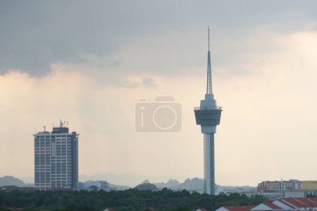 Téléchargez les photos : "Kuantan, Malaisie 31 août 2023 : Photo de mise au point sélective de la tour Kuantan 188 pendant la pluie." - en image libre de droit