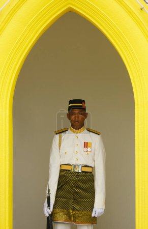 Téléchargez les photos : "Kuala Lumpur, Malaisie 2 octobre 2023 : Une photo de l'armée royale malaise gardant à la porte du palais pendant la journée." - en image libre de droit