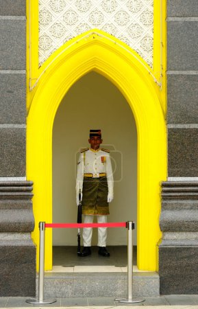 Téléchargez les photos : "Kuala Lumpur, Malaisie- 2 octobre 2023 : Mise au point sélective de la garde de l'armée royale malaise à la porte du palais pendant la journée." - en image libre de droit