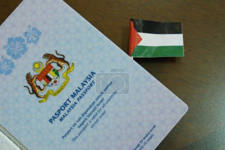 Téléchargez les photos : "Klang, Malaisie 28 octobre 2023 : Une photo de Malaisie Passeport avec le mot ce passeport est valable pour tous les pays sauf Israël et Malaisie Drapeau. - en image libre de droit