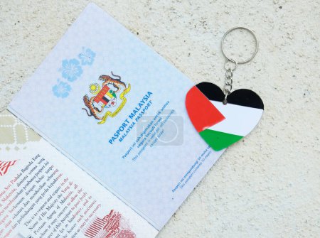 Téléchargez les photos : "Klang, Malaisie- 1 novembre 2023 : Une photo de Malaisie Passeport avec le mot ce passeport est valide pour tous les pays sauf Israël et amour forme Palestine Drapeau porte-clés." - en image libre de droit
