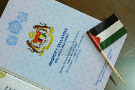 Téléchargez les photos : "Klang, Malaisie 28 octobre 2023 : Une photo de Malaisie Passeport avec le mot ce passeport est valable pour tous les pays sauf Israël et Malaisie Drapeau. - en image libre de droit