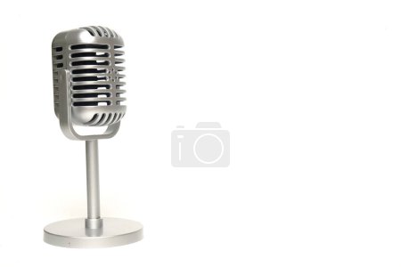 Foto de Una imagen del micrófono monocromo clásico sobre fondo blanco aislado del copyspace - Imagen libre de derechos