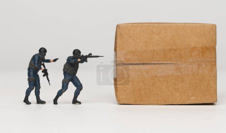 Foto de Una imagen de la fuerza de seguridad en miniatura con caja de cartón. Asegurar el concepto de carga y mercancías. - Imagen libre de derechos