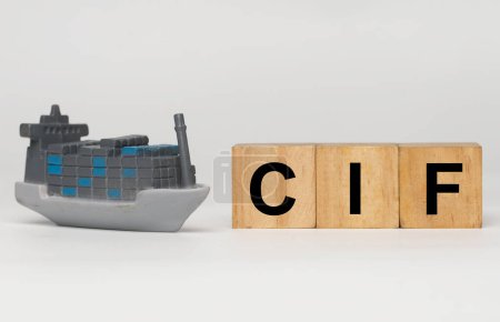 Una imagen de recipiente en miniatura con bloque de madera escrito CIF. Coste, seguro y flete 