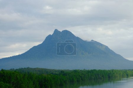 Una imagen con efecto de ruido de la nebulosa Gunung Santubong en la mañana con visión del río.