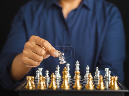 Schachspiel für Ideen und Wettbewerb. Geschäftsfrau beim Schachbrettspiel für die Entwicklungsanalyse neue strategische Planung. Strategie und Geschäftserfolgskonzept.