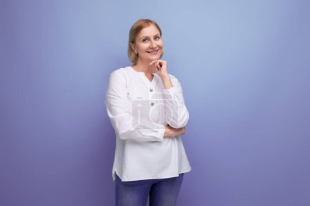 Foto de Hermosa linda mujer rubia de mediana edad en blusa blanca en edad premenopáusica. - Imagen libre de derechos