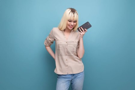 Téléchargez les photos : Photo en gros plan d'une charmante femme blonde européenne bavardant au téléphone. - en image libre de droit