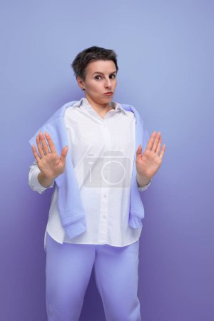 Foto de Retrato de una joven carismática con un corte de pelo corto con un gesto de rechazo. - Imagen libre de derechos