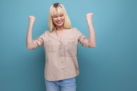 Téléchargez les photos : Succès chanceux blond jeune femme se réjouit de la victoire. - en image libre de droit