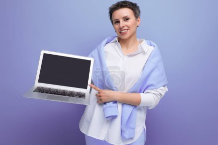 Téléchargez les photos : Concept d'entreprise indépendant. jeune femme tenant avec confiance ordinateur portable avec maquette. - en image libre de droit