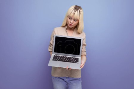 Téléchargez les photos : Blond jeune femme gestionnaire avec ordinateur portable pour démontrer le travail. - en image libre de droit