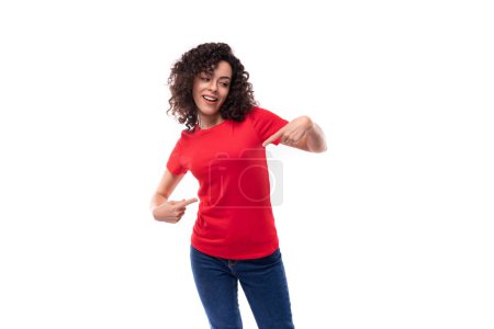 Téléchargez les photos : Caucasien jeune énergique bouclé brunette femme en rouge casual t-shirt. - en image libre de droit