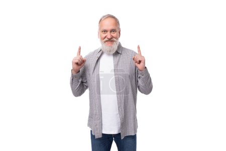Téléchargez les photos : Homme âgé aux cheveux gris bien soigné avec une barbe et une moustache se sent en bonne santé. - en image libre de droit