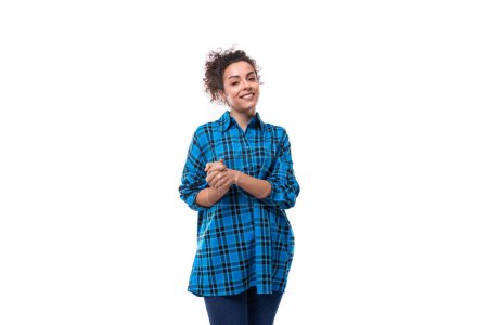 Téléchargez les photos : Jeune genre frisée brunette femme dans une chemise à carreaux bleu sur un fond blanc. - en image libre de droit