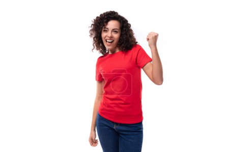 Foto de Joven activa morena rizada mujer viste casual básica camiseta roja. - Imagen libre de derechos