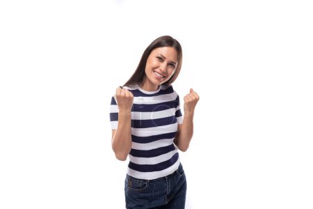 Téléchargez les photos : Jeune femme brune heureuse chanceuse aux cheveux raides habillée d'un t-shirt rayé. - en image libre de droit