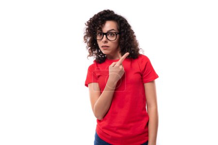 Foto de Primer plano de un caucásico joven bastante rizado morena mujer en una camiseta roja. - Imagen libre de derechos