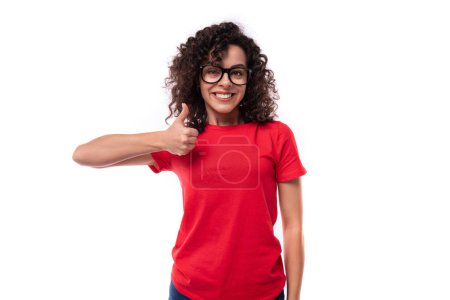 Foto de Caucásico joven enérgico rizado morena mujer en rojo casual camiseta. - Imagen libre de derechos
