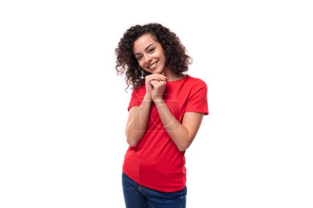 Téléchargez les photos : Jeune active brune bouclée femme porte casual basique rouge t-shirt. - en image libre de droit