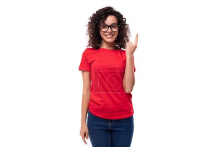 Foto de Joven bastante rizado morena mujer vestida casual básica camiseta roja con maqueta. - Imagen libre de derechos