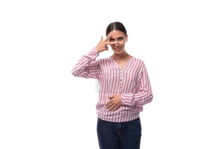 junge hübsche Büroangestellte trägt ein rosa-weiß gestreiftes Hemd.