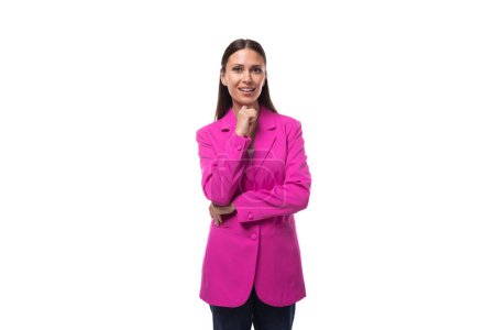 junge schlanke Büroangestellte Frau mit schwarzen Haaren in einer hochroten Jacke träumt.
