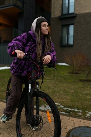 Europäische stilvolle Frau genießt Fahrradfahren.