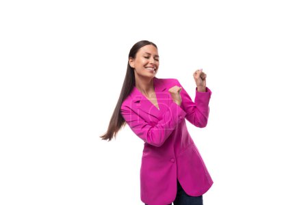 eine junge, schlanke Büroangestellte mit schwarzem Haar in einer hochroten Jacke tanzt.