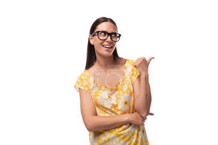 junge lächelnde brünette Frau mit Brille in sommerorangefarbenem T-Shirt.