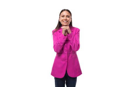 jeune joyeuse femme de bureau positive aux cheveux noirs est habillée d'une veste lilas.