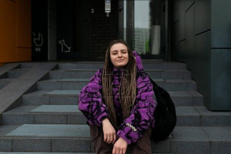 Téléchargez les photos : Portrait de rue d'une jeune femme avec dreadlocks. - en image libre de droit
