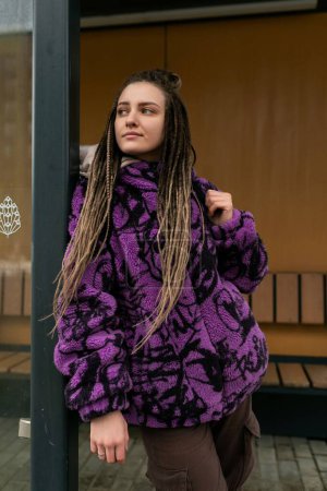 Foto de Mujer europea con rastas y piercings con chaqueta púrpura. - Imagen libre de derechos