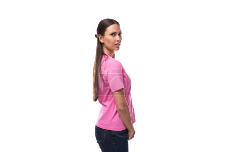 Foto de Joven mujer morena en camiseta rosa sobre fondo blanco con espacio para copiar. - Imagen libre de derechos